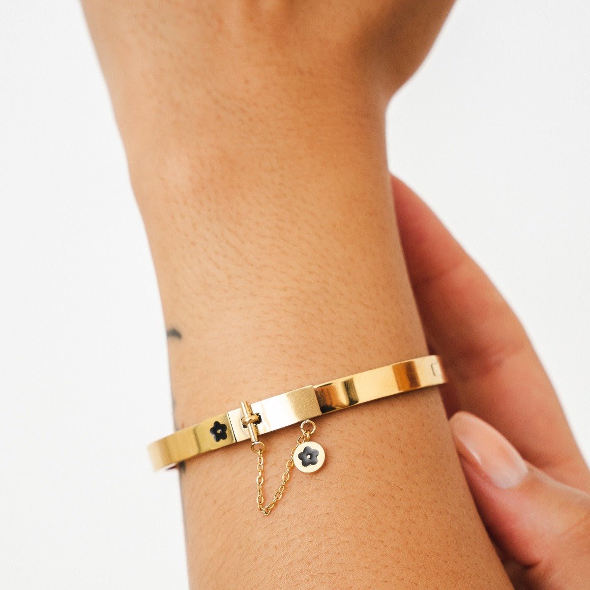 Pulsera Con Dijes Chapados